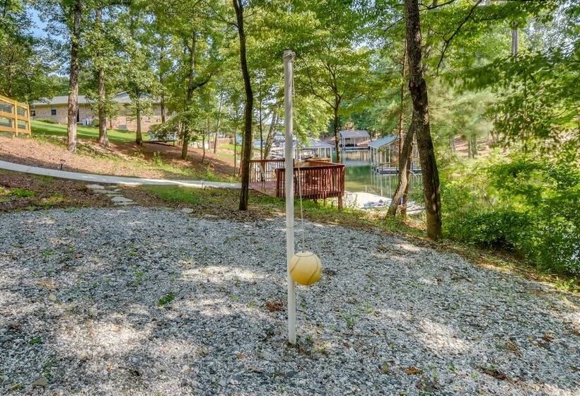 South Carolina Retreat W/ Fireplace & Lake Access!