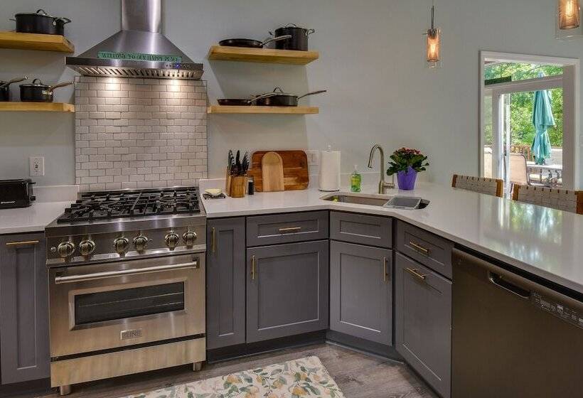 South Carolina Retreat W/ Fireplace & Lake Access!