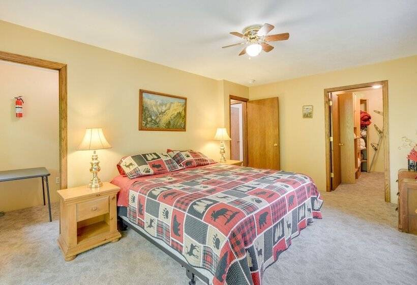 South Range Home   6 Mi To Lake Superior!