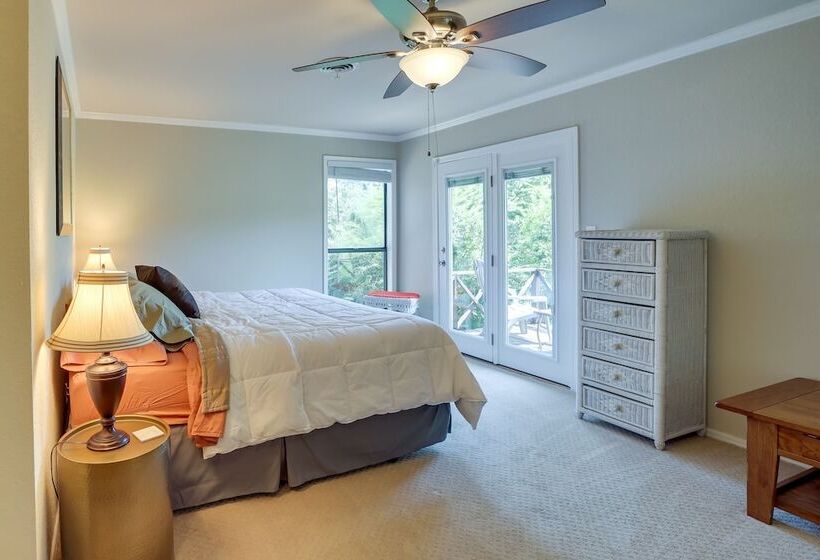 Spacious Arkansas Abode W/ Balcony & Fire Pit!