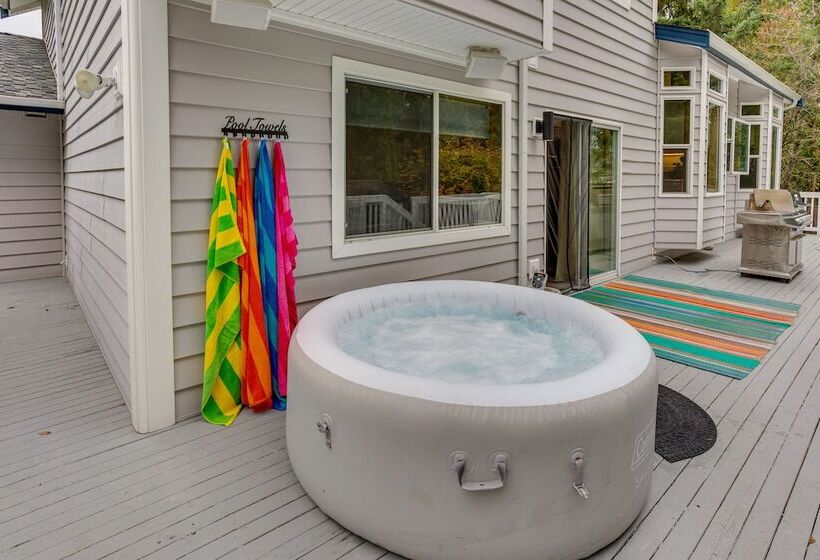 Pet & Family Friendly Bonney Lake Home: Game Room