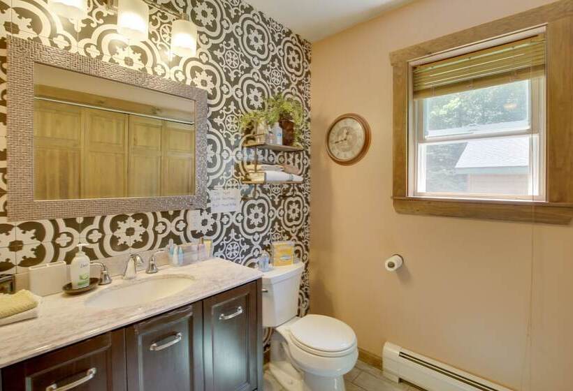 Spacious Cabin W/ Private Dock On Thompson Lake