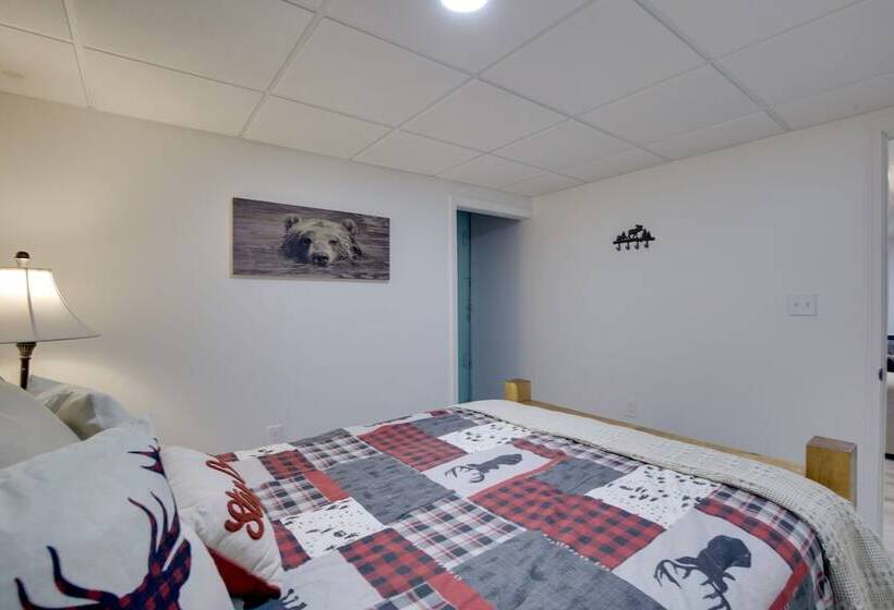 Spacious Cabin W/ Private Dock On Thompson Lake