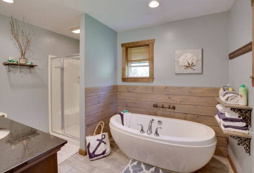 Spacious Cabin W/ Private Dock On Thompson Lake