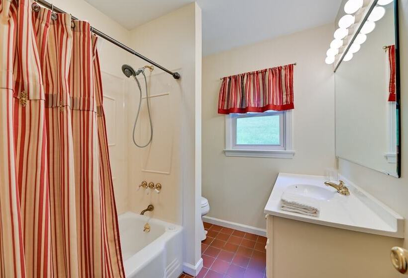 Lakefront Canandaigua Home W/ Dock & Kayak!