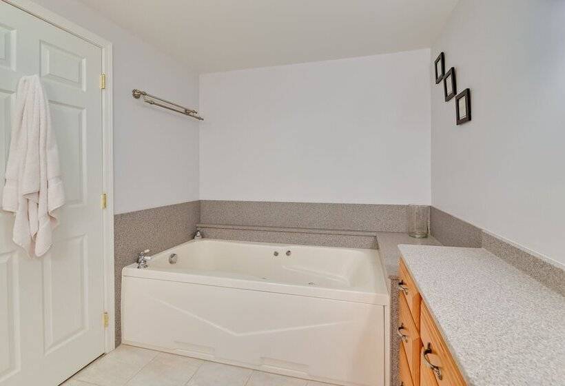 Lakefront Canandaigua Home W/ Dock & Kayak!