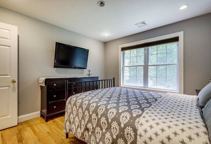 Spacious Connecticut Home   Deck, Grill & Fire Pit