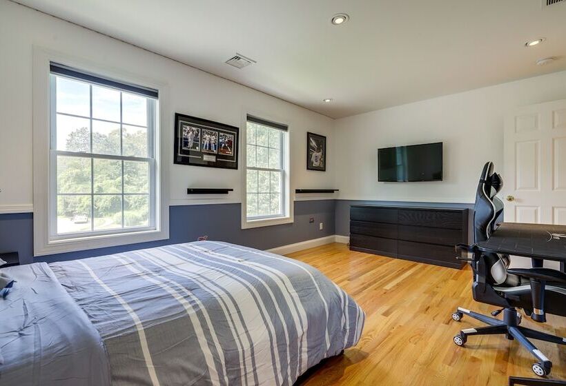 Spacious Connecticut Home   Deck, Grill & Fire Pit