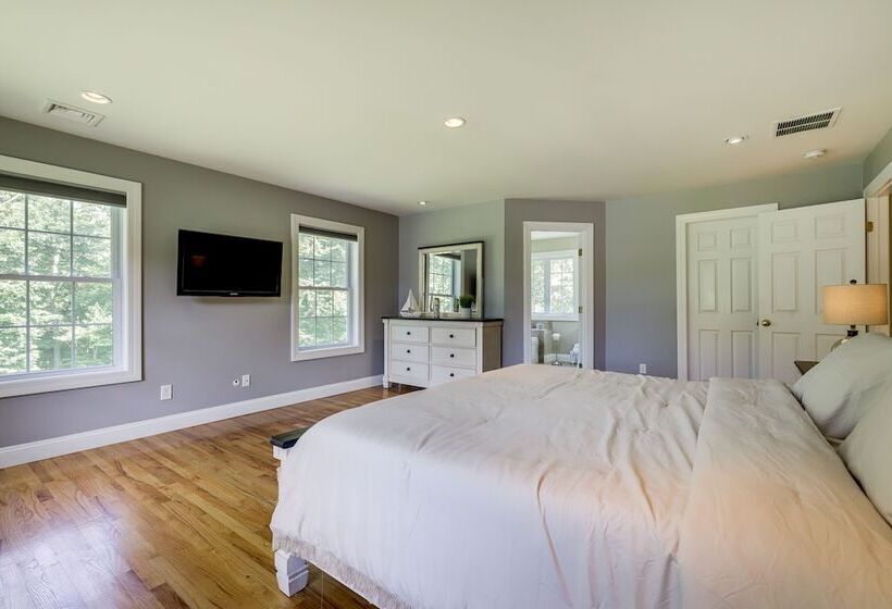 Spacious Connecticut Home   Deck, Grill & Fire Pit