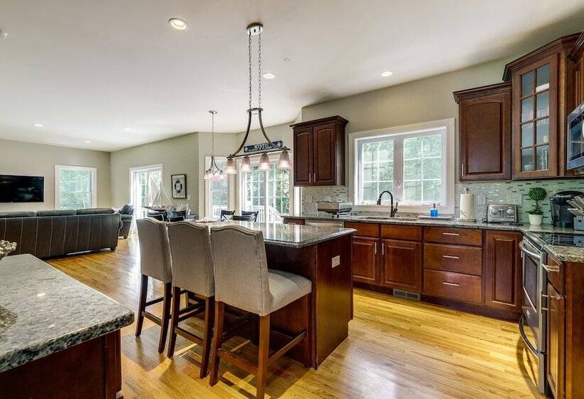 Spacious Connecticut Home   Deck, Grill & Fire Pit