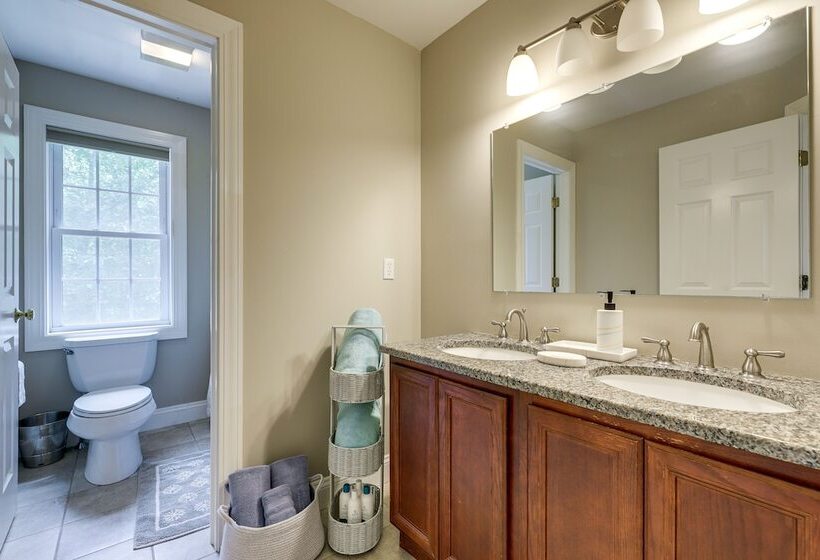 Spacious Connecticut Home   Deck, Grill & Fire Pit