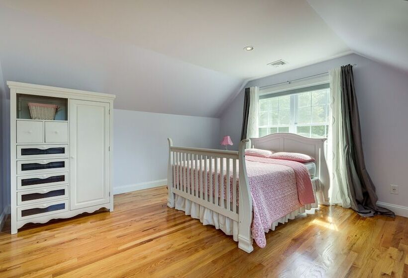 Spacious Connecticut Home   Deck, Grill & Fire Pit