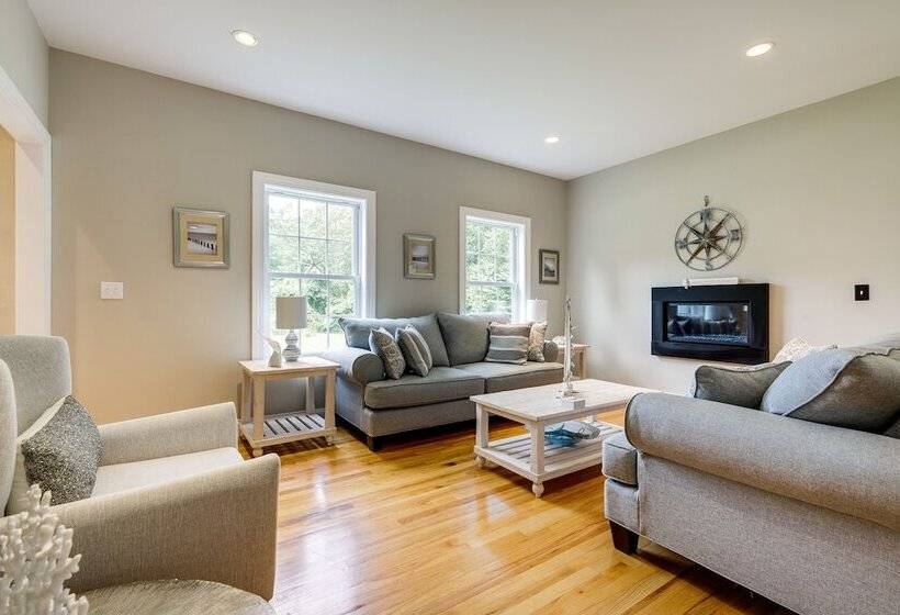 Spacious Connecticut Home   Deck, Grill & Fire Pit