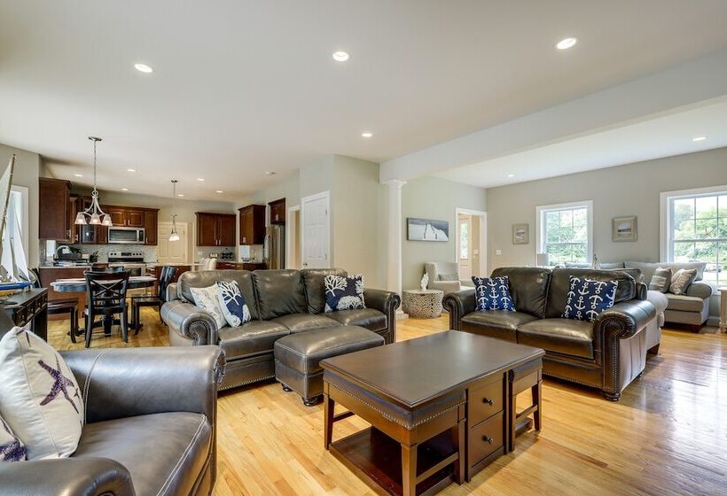 Spacious Connecticut Home   Deck, Grill & Fire Pit