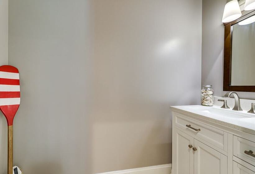 Spacious Connecticut Home   Deck, Grill & Fire Pit