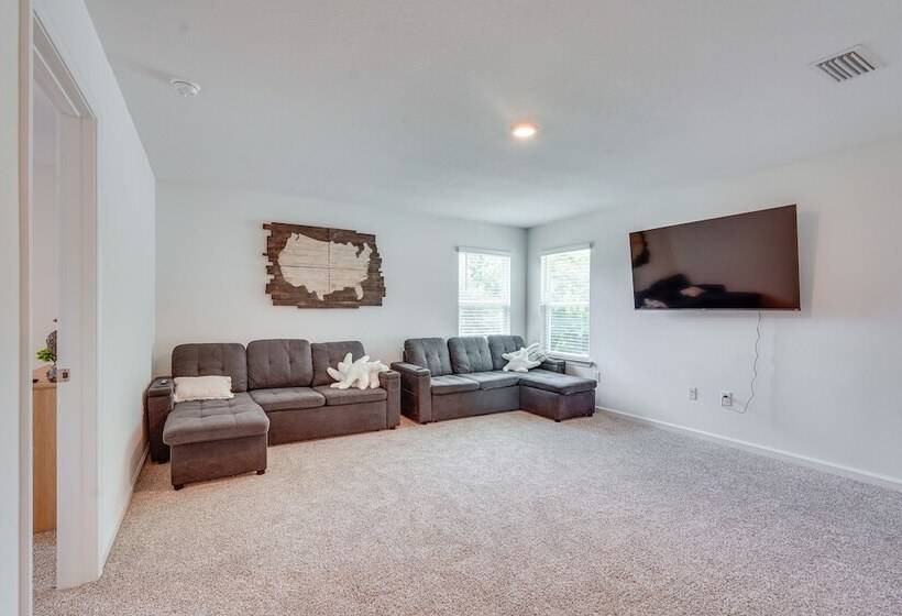 Spacious Freeport Home W/ Deck & 2 Living Areas!