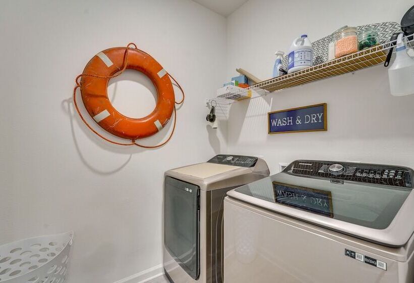 Spacious Freeport Home W/ Deck & 2 Living Areas!