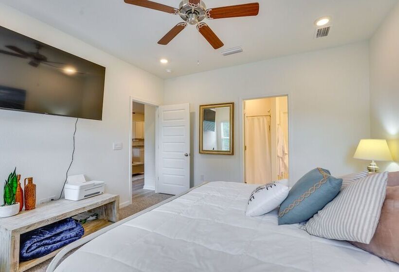 Spacious Freeport Home W/ Deck & 2 Living Areas!