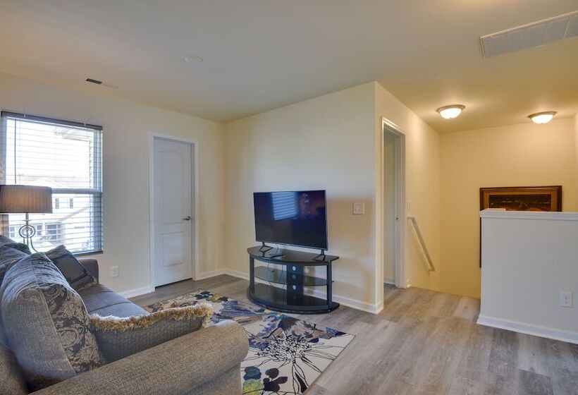 Spacious Gastonia Home W/ Pool Access!