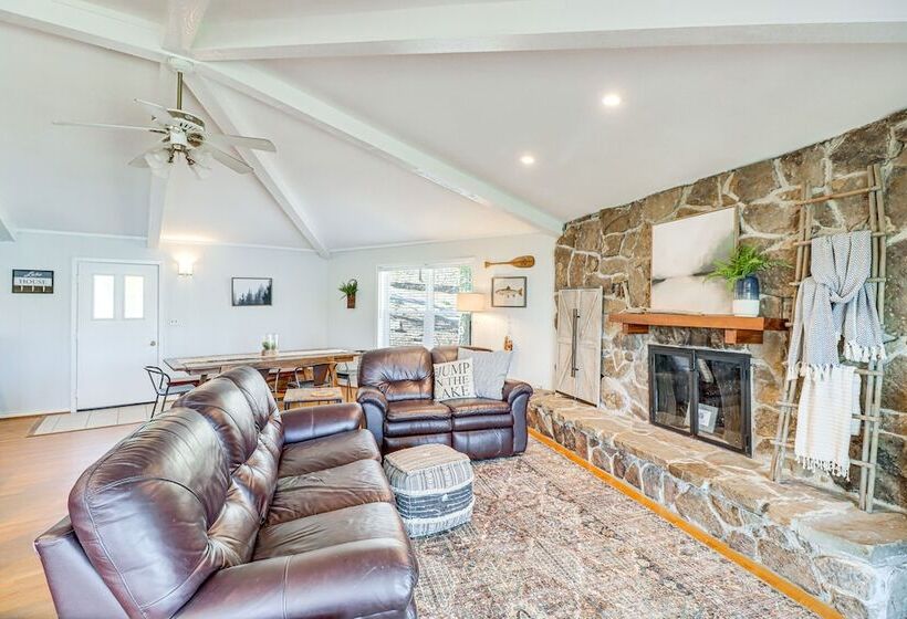 Spacious Greers Ferry Lake House W/ Grilling Deck!