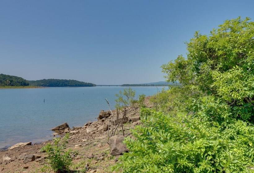 Spacious Greers Ferry Lake House W/ Grilling Deck!