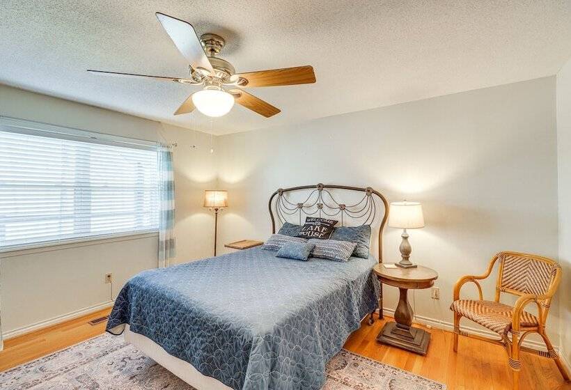 Spacious Greers Ferry Lake House W/ Grilling Deck!