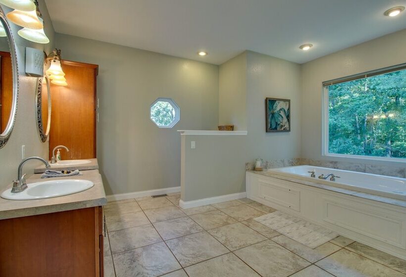 Spacious Home Near Norfork Lake W/ Wraparound Deck