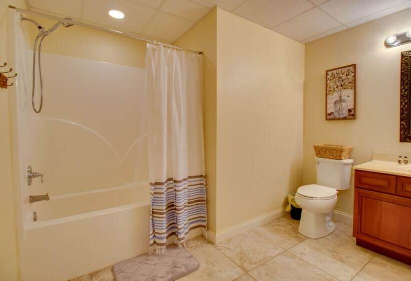 Spacious Home Near Norfork Lake W/ Wraparound Deck