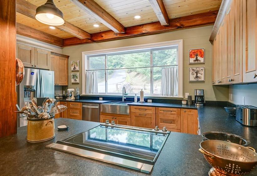 6 Mi To Dtwn Cashiers: Spacious Home W/ Deck