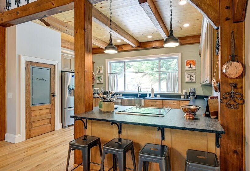 6 Mi To Dtwn Cashiers: Spacious Home W/ Deck