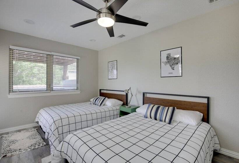 Private Pool & Guest House: Spacious Kemp Home!