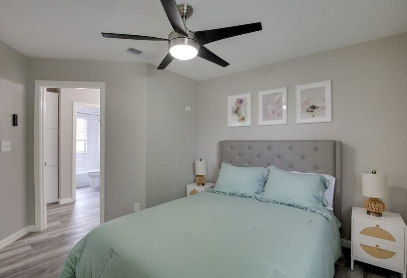 Private Pool & Guest House: Spacious Kemp Home!