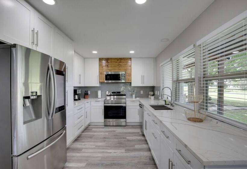 Private Pool & Guest House: Spacious Kemp Home!