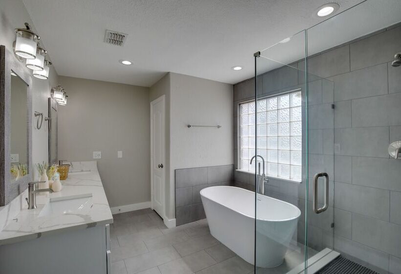 Private Pool & Guest House: Spacious Kemp Home!