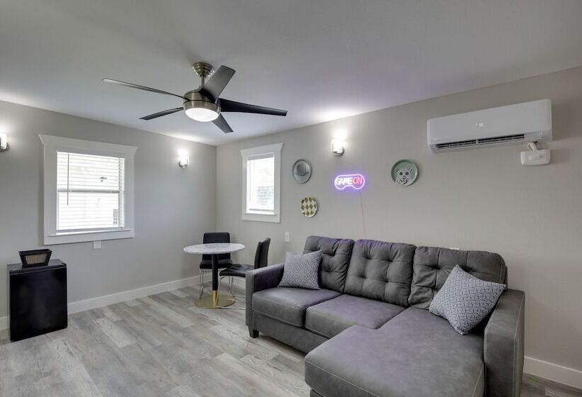 Private Pool & Guest House: Spacious Kemp Home!