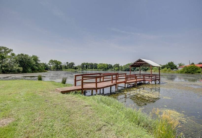 Private Pool & Guest House: Spacious Kemp Home!