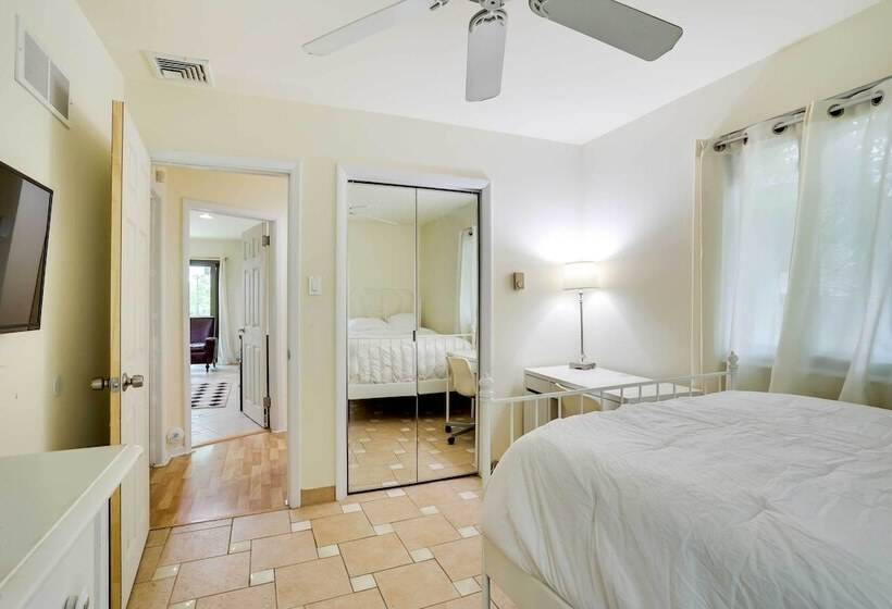 Spacious King Of Prussia Home W/ 2 Game Rooms