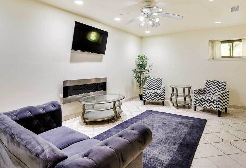 Spacious King Of Prussia Home W/ 2 Game Rooms