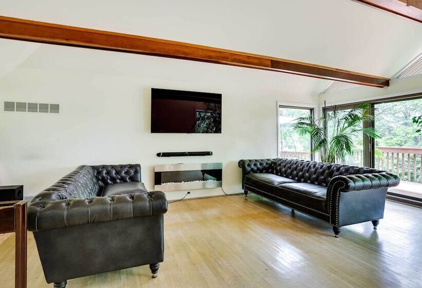 Spacious King Of Prussia Home W/ 2 Game Rooms