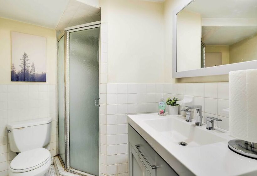 Spacious King Of Prussia Home W/ 2 Game Rooms