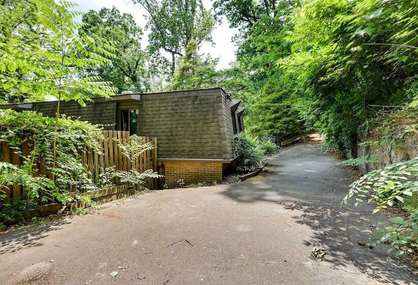 Spacious King Of Prussia Home W/ 2 Game Rooms