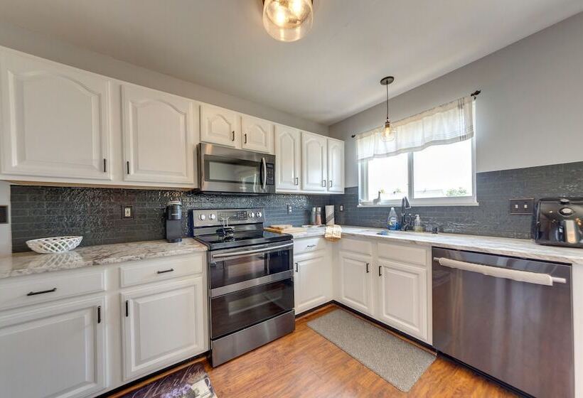 Spacious O Fallon Vacation Home: 30 Mi To St Louis