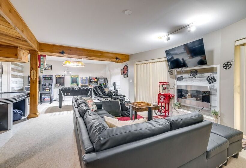 Spacious & Serene Lake Ridge Retreat W/ Game Room!