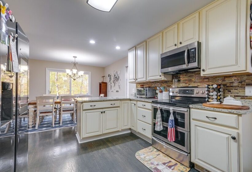 Spacious & Serene Lake Ridge Retreat W/ Game Room!