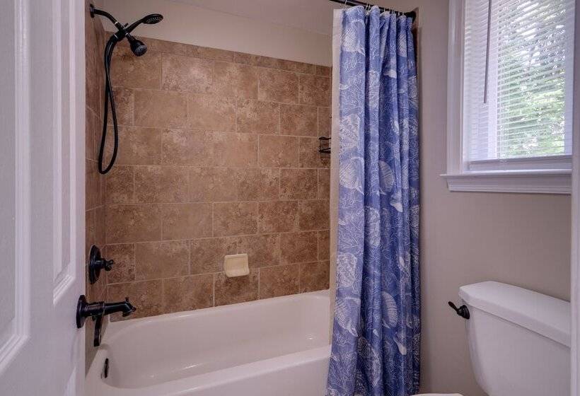 Spacious & Serene Lake Ridge Retreat W/ Game Room!