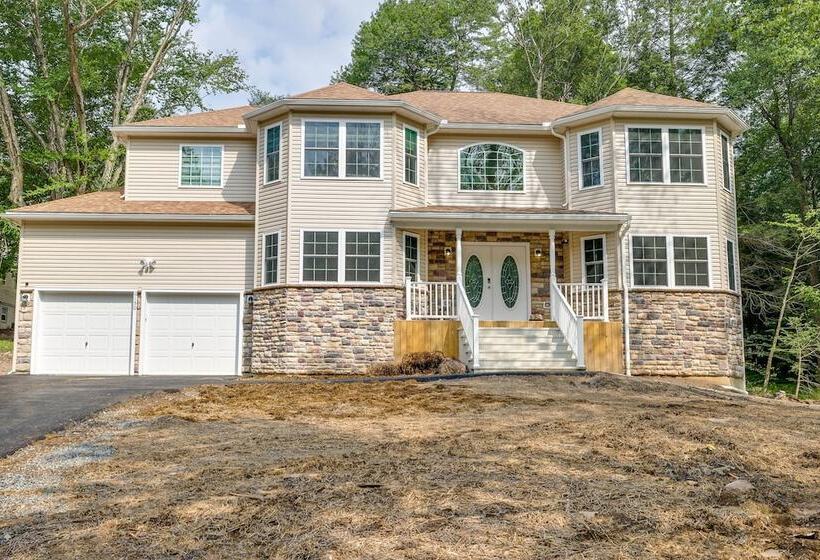 Hot Tub + Lake Access: Spacious Tobyhanna Home