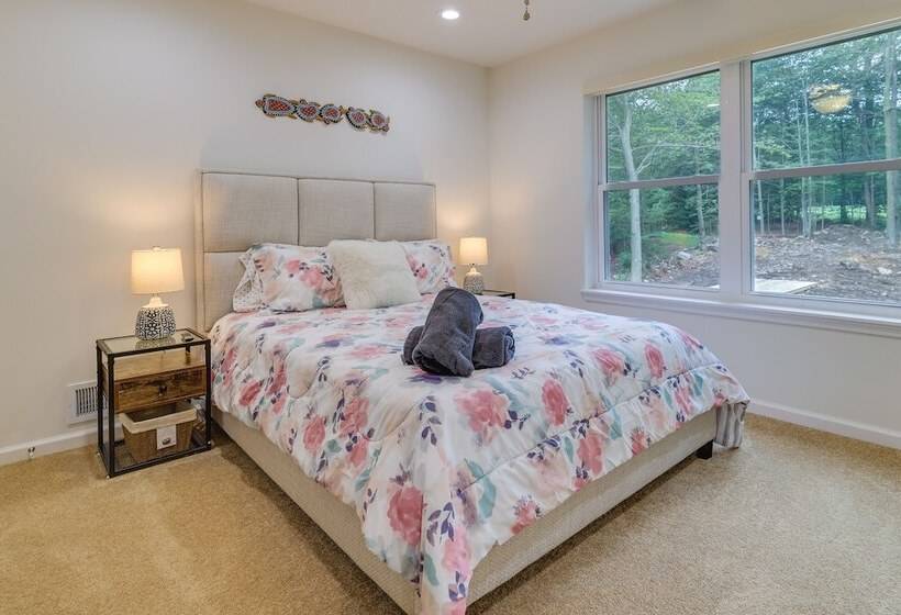 Hot Tub + Lake Access: Spacious Tobyhanna Home