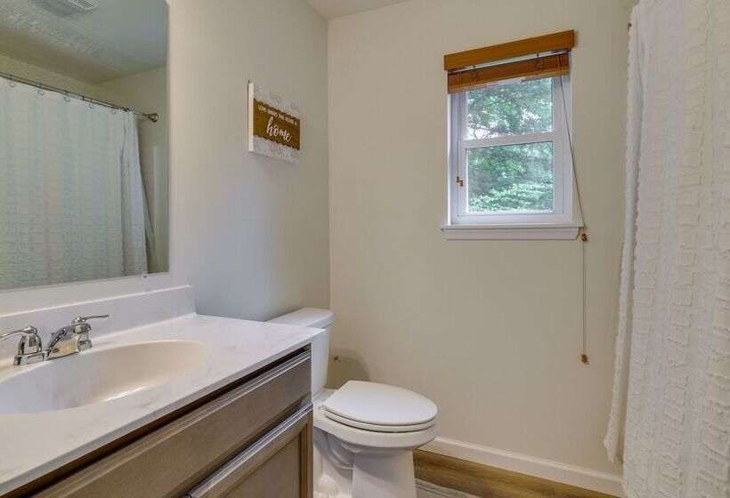 Hot Tub + Lake Access: Spacious Tobyhanna Home