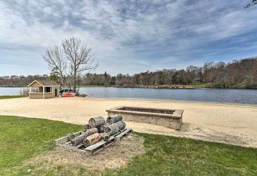 Hot Tub + Lake Access: Spacious Tobyhanna Home