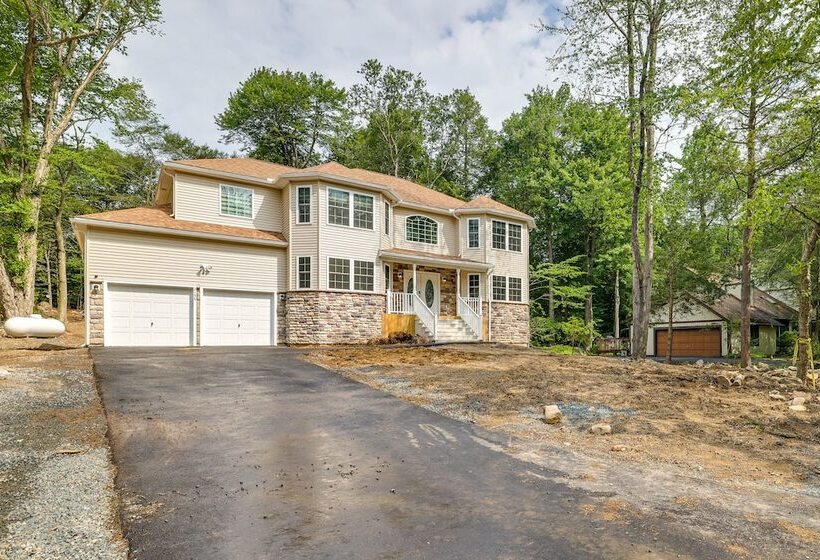Hot Tub + Lake Access: Spacious Tobyhanna Home